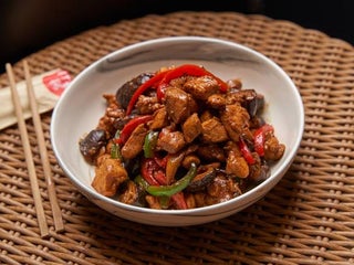 黄焖鸡 / Chicken Braised with Mushrooms